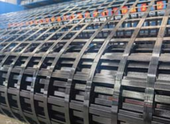 伽师钢塑土工格栅：基建“隐形脊梁”的绿色智造与长寿命进化论